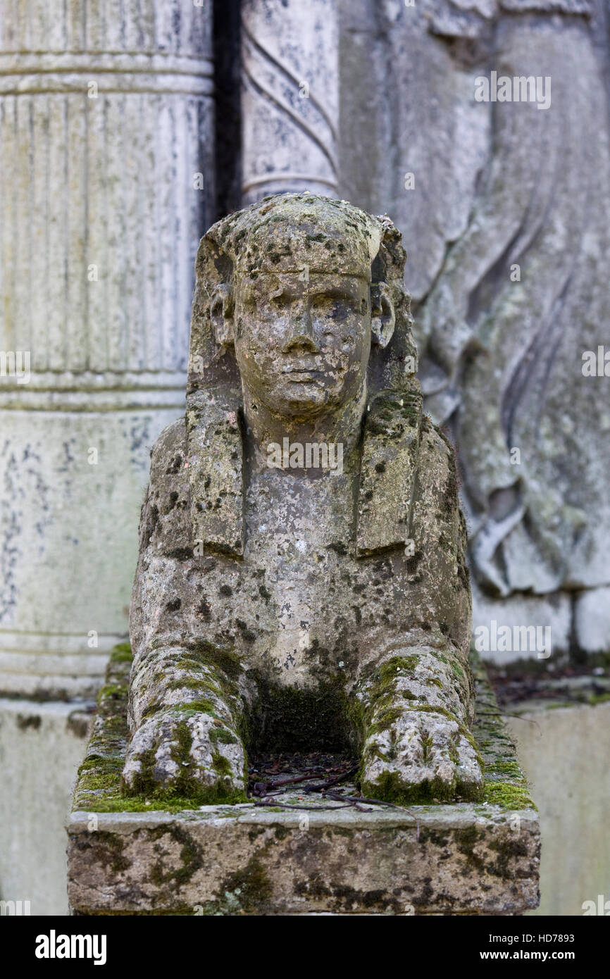 Statua della Sfinge su un grave Foto Stock