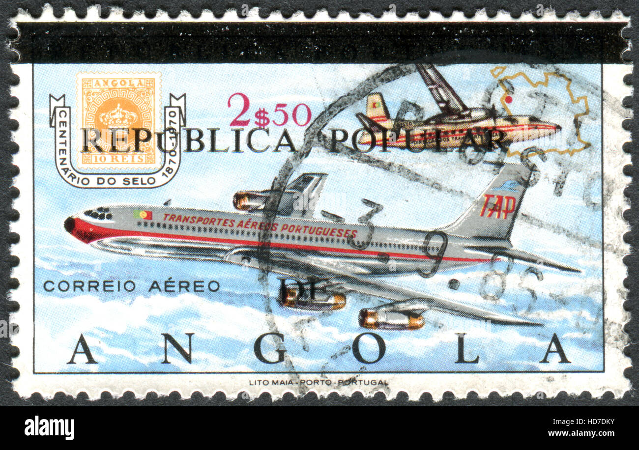 ANGOLA - circa 1970: un timbro stampato in Angola (sovrastampa 1980), mostra il Boeing 707 velivoli a getto, circa 1970 Foto Stock
