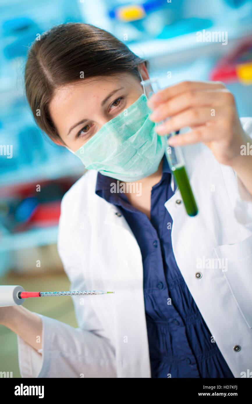 Modello rilasciato. Ragazza che indossa la maschera di contenimento tubo di prova. Foto Stock