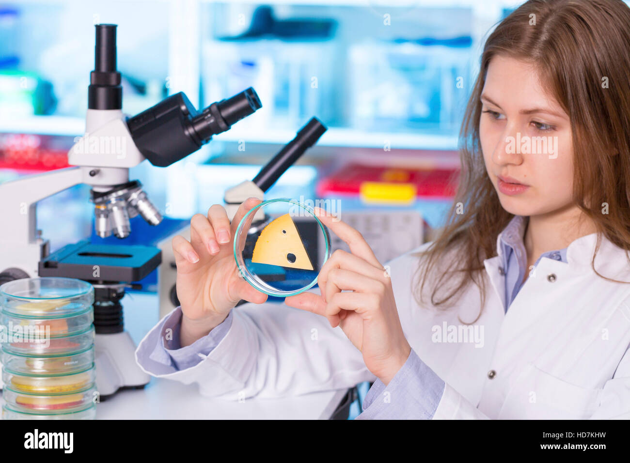 Modello rilasciato. La donna nel controllo della qualità alimentare laboratorio. Foto Stock