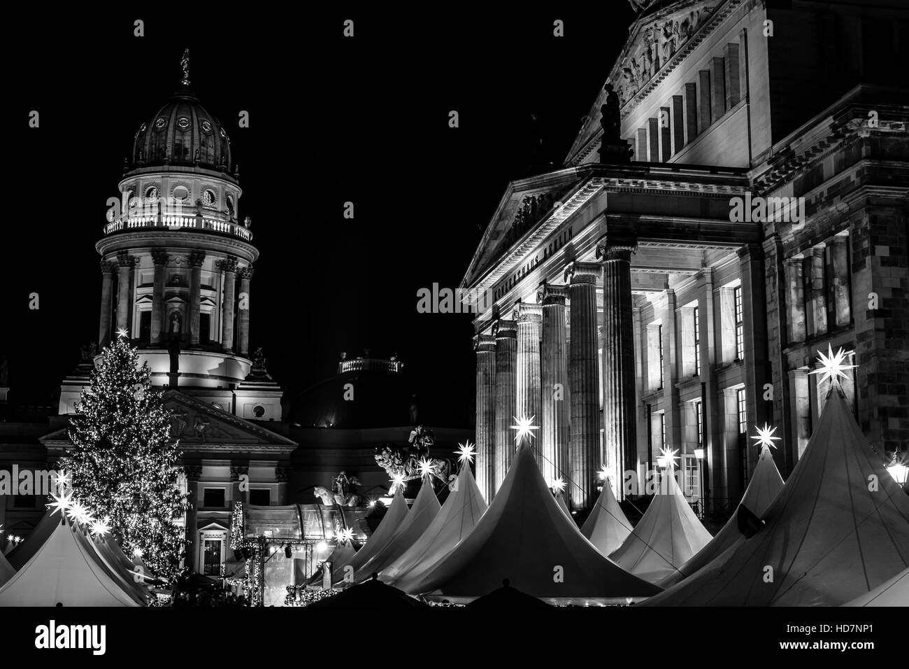 Mercatino di Natale in piazza Gendarmenmarkt. Berlino. Germania. In bianco e nero. Foto Stock
