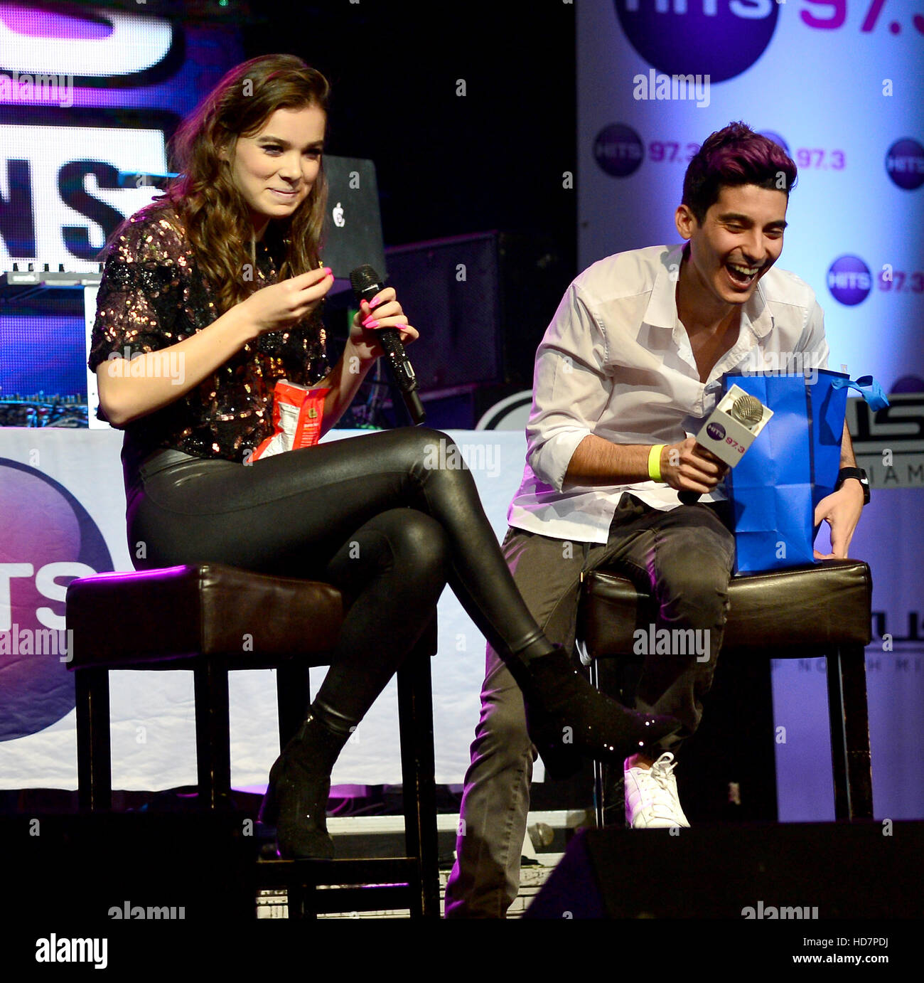 Hailee Steinfeld assiste Hits 97,3 sessioni alla rivoluzione Live in Fort Lauderdale con: Hailee Steinfeld, Frankie P dove: Fort Lauderdale, Florida, Stati Uniti quando: 15 Set 2016 Foto Stock
