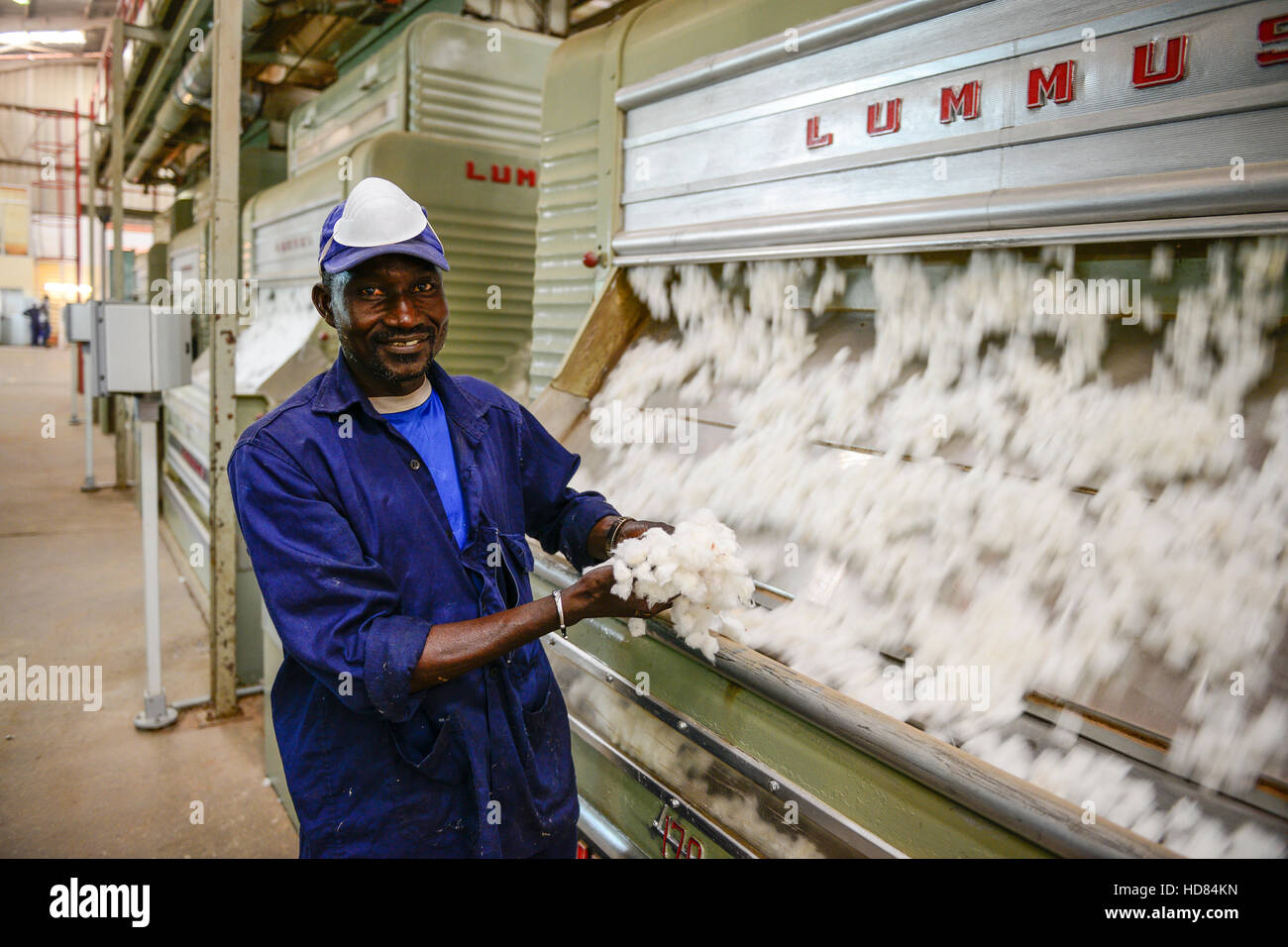 Il BURKINA FASO , Bobo Dioulasso, Société des Burkinabè Fibre tessili SOFITEX sgranatura unità aziendale Bobo III, elaborazione di convenzionali e gene manipolato Monsanto cotone BT, macchina di sgranatura / SOFITEX, Fabrik fuer Baumwollentkernung Werk Bobo III, Verarbeitung von konventioneller und genmanipulierter Monsanto Baumwolle, Entkernungsmaschine Foto Stock