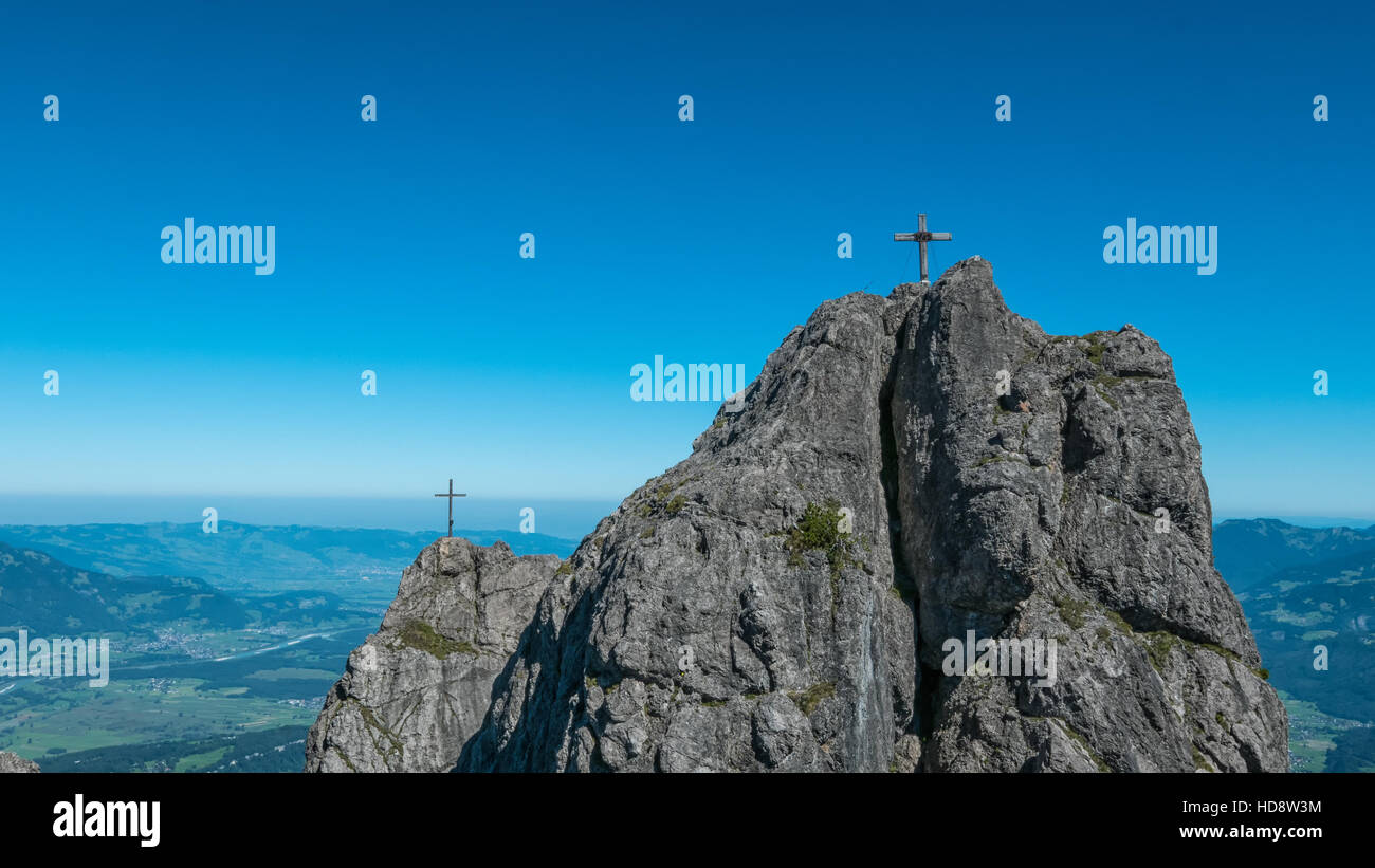Un crocifisso sul picco di una montagna nel Liechtenstein e in Svizzera Foto Stock