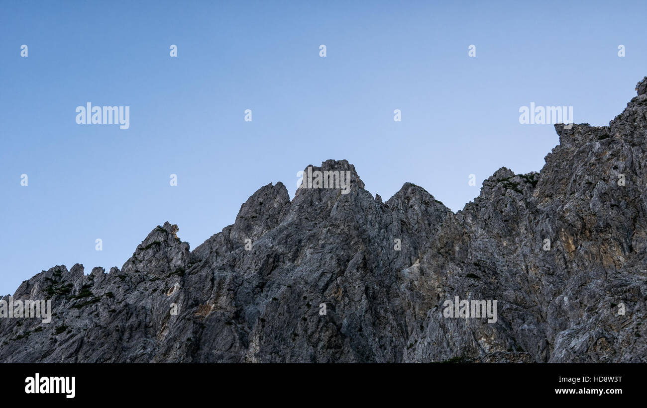I modelli in rocce che conduce fino a una montagna Foto Stock
