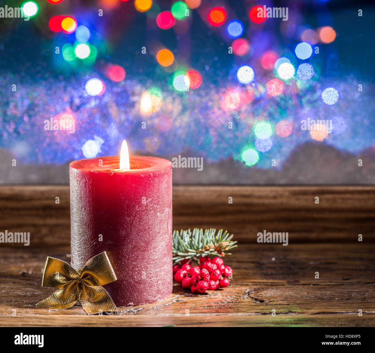 Confezioni regalo, luci di candela e congelate di finestra. Sfondo di natale. Foto Stock