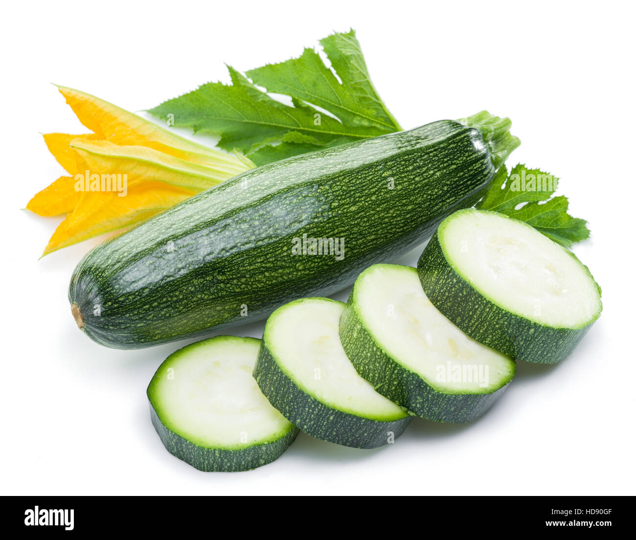 Zucchine con fette e fiore su uno sfondo bianco. Foto Stock
