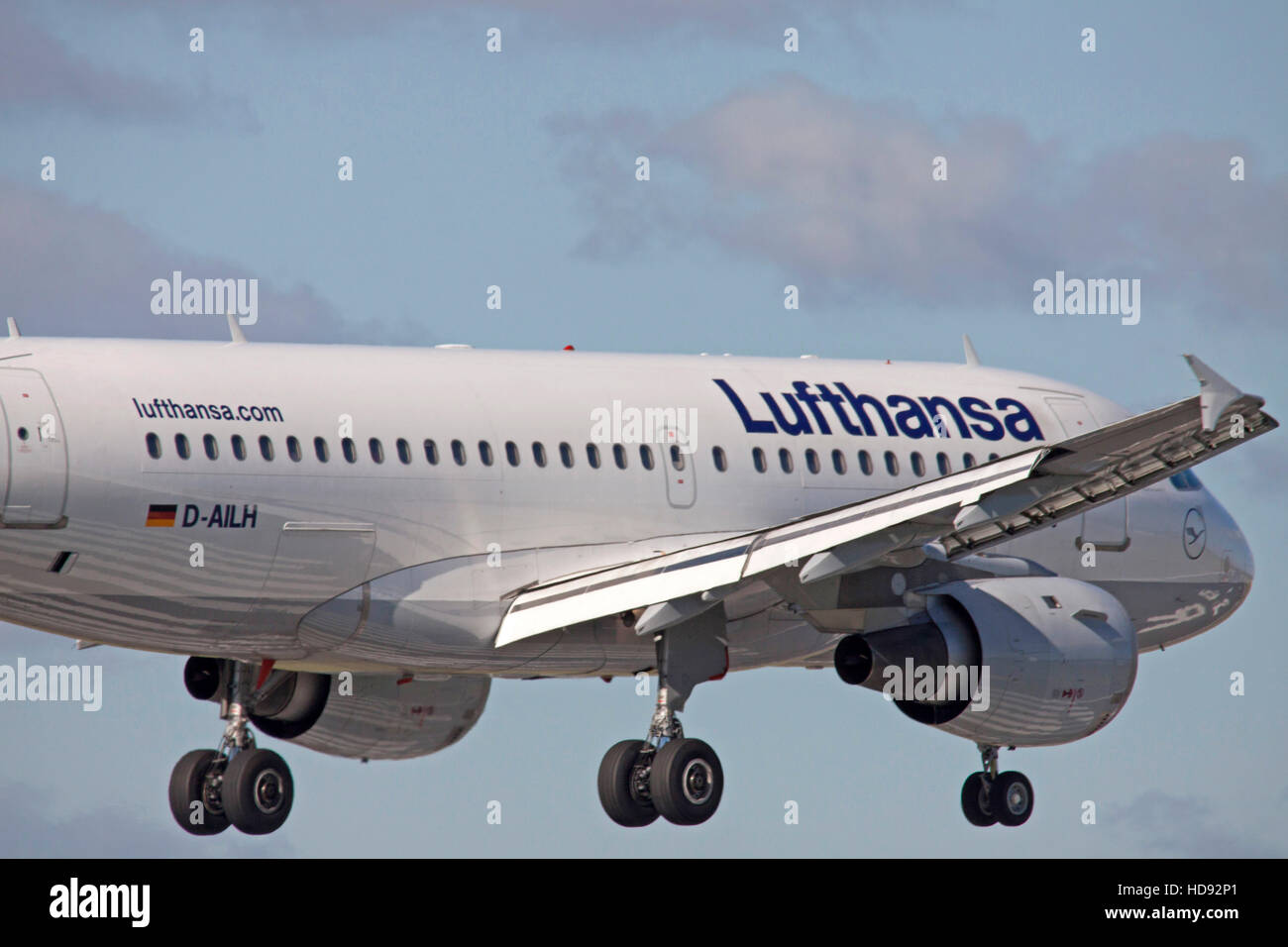 AMSTERDAM, Paesi Bassi - 12 settembre 2016: lato di un bianco di atterraggio Airbus A319 tedesco del vettore aereo Lufthansa Foto Stock