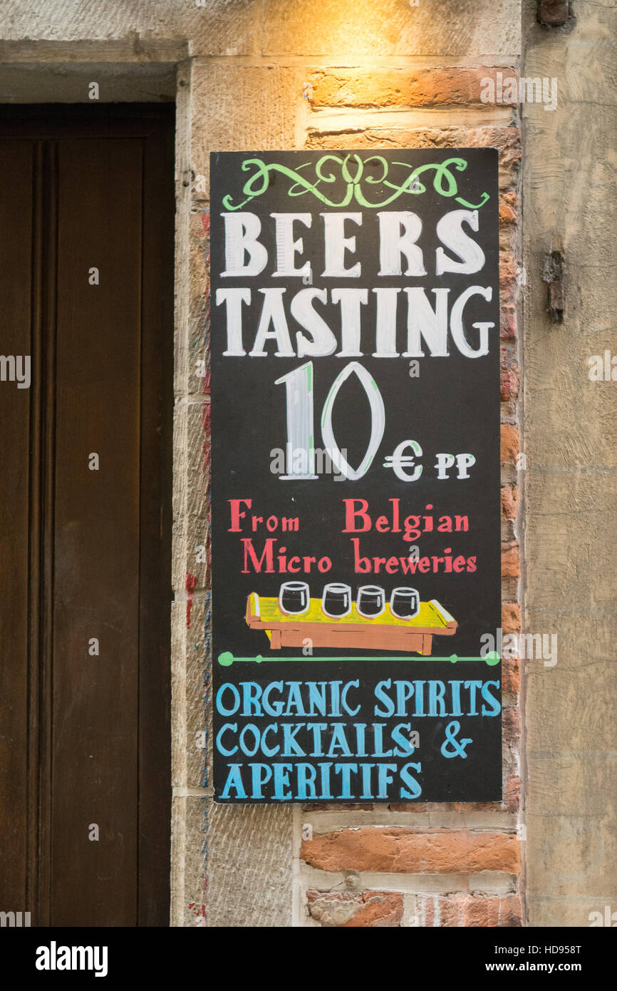 Birra belga degustazione firmare a Bruxelles street, Belgio, Europa Foto Stock