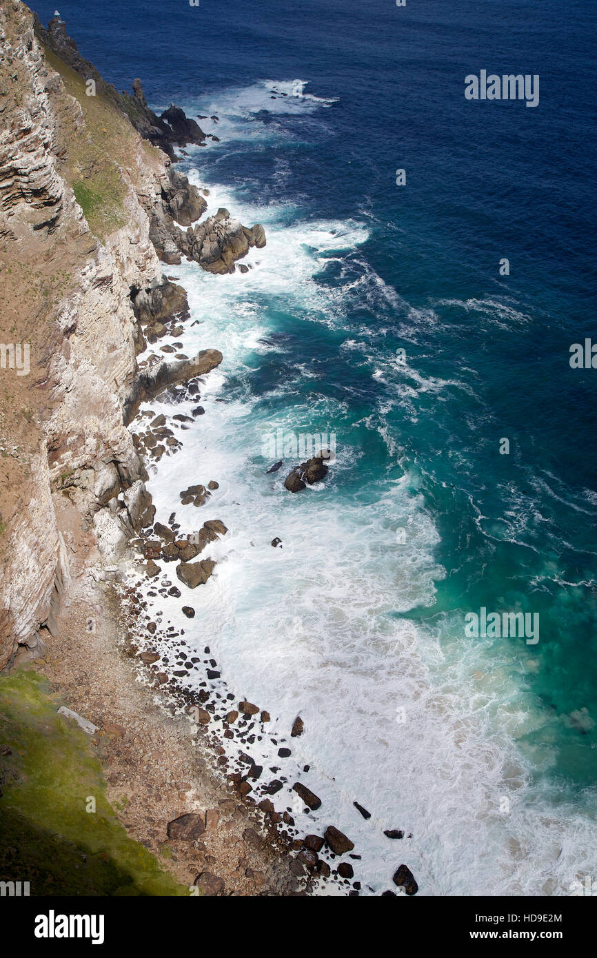 Una vista aerea dell'oceano onde colpendo il litorale di Cape Point in Sud Africa Foto Stock