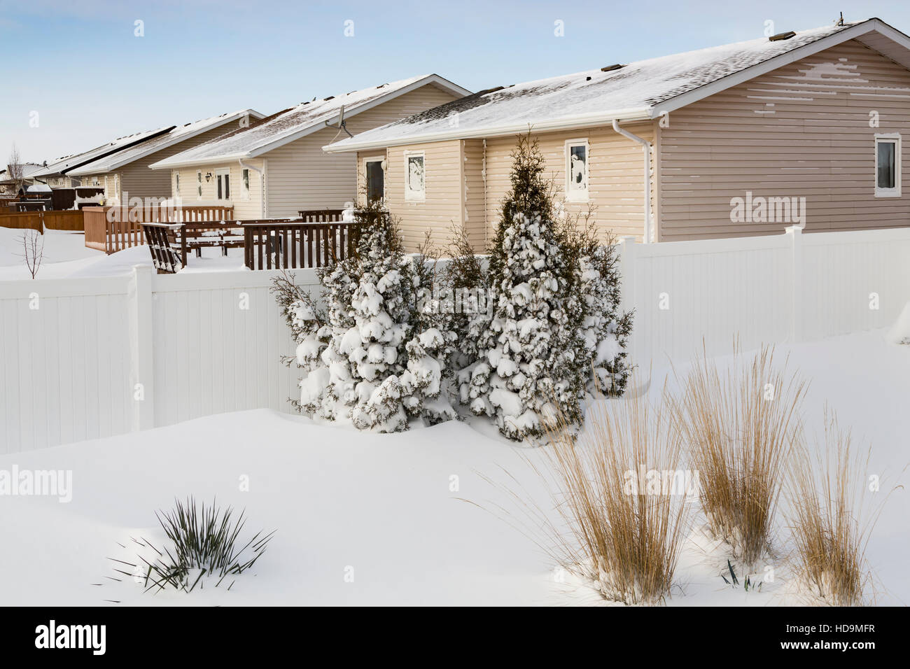Un cortile scena di neve dopo una bufera di neve in Winkler, Manitoba, Canada. Foto Stock