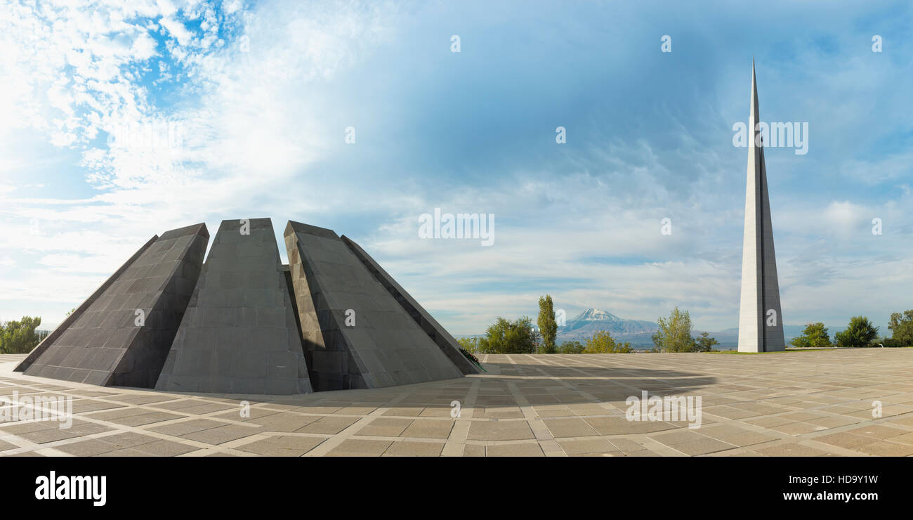 Vista su Yerevan e il Monte Ararat dal genocidio armeno Tsitsernakaberd memorial, Yerevan, Armenia, Caucaso, Medio Oriente e Asia Foto Stock