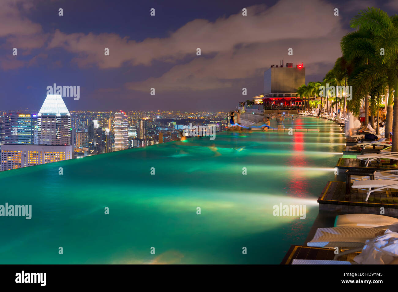 Centro di quartiere finanziario centrale di notte vista dalla piscina Infinity della Marina Bay Sands , Singapore Foto Stock
