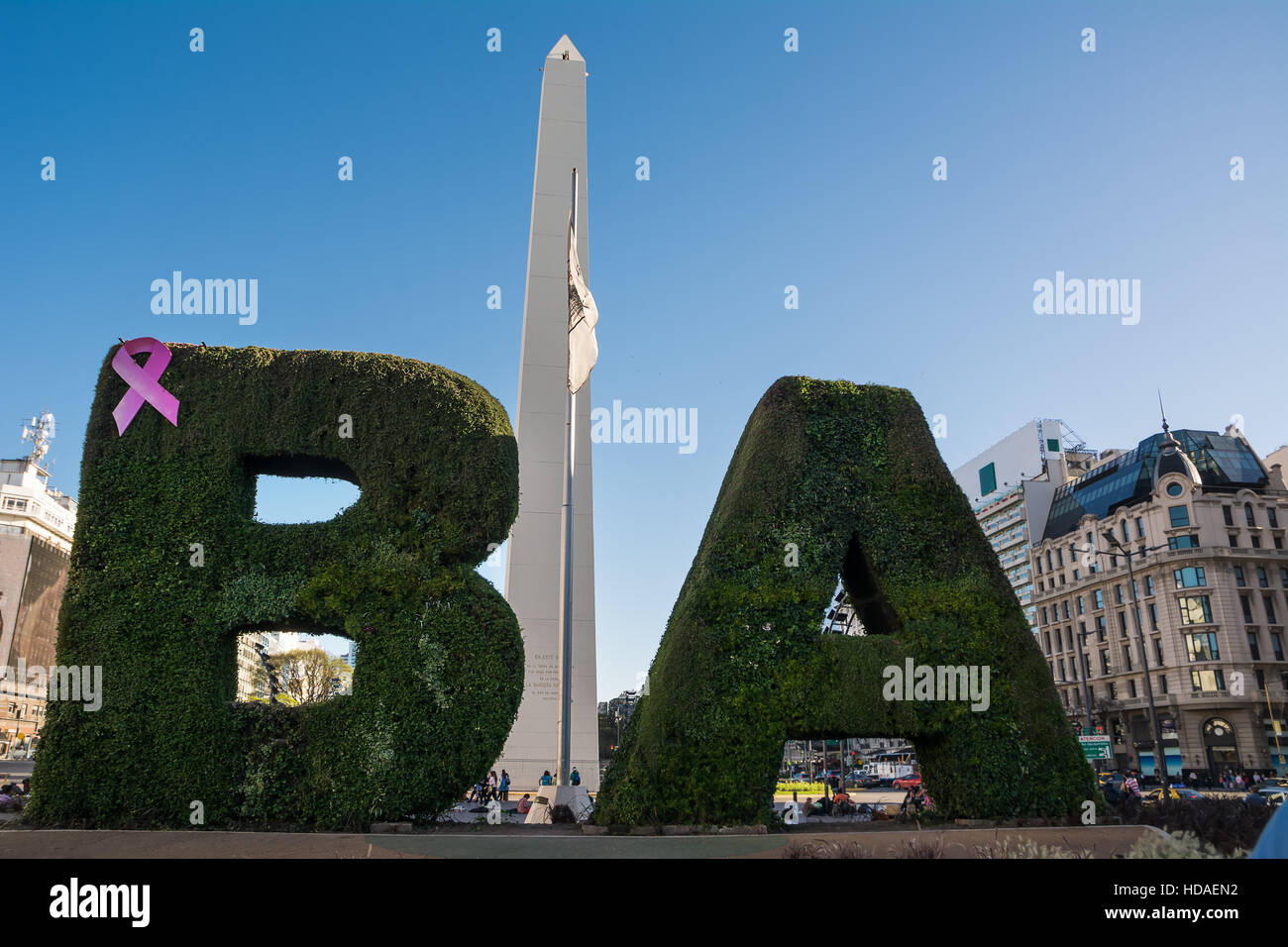 Obelisco al centro di Buenos Aires in un giorno di sole di primavera e turistico in background Foto Stock