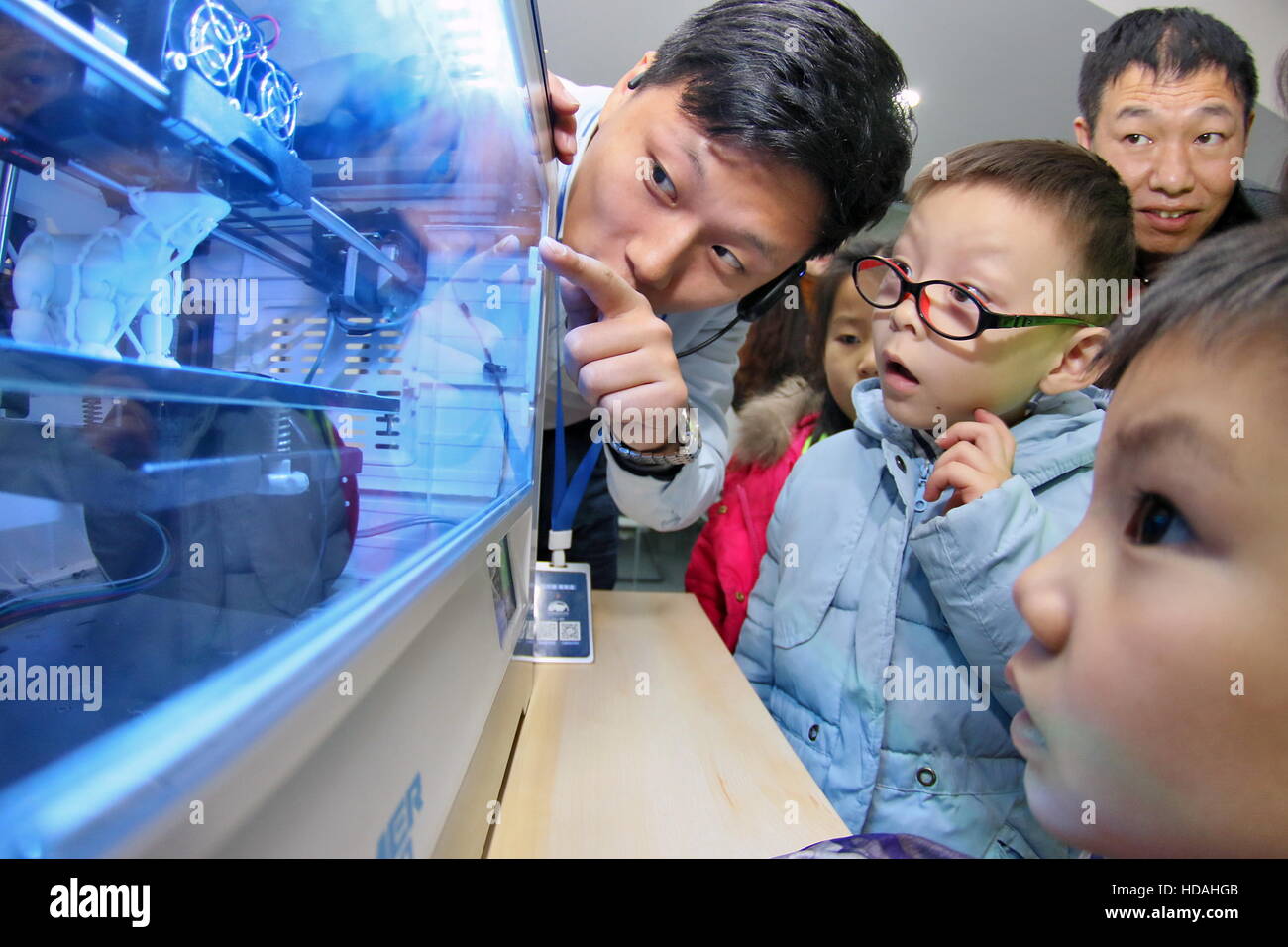 Yantai, cinese della provincia dello Shandong. Decimo Dec, 2016. I bambini di visitare un museo interattivo per la stampa 3D di Yantai, est della Cina di Provincia di Shandong, Dic 10, 2016. © codolo Ke/Xinhua/Alamy Live News Foto Stock