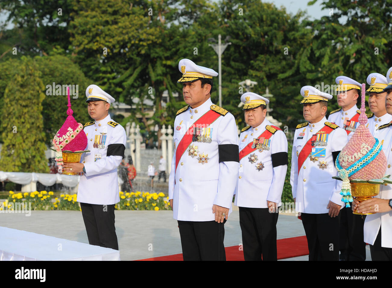 (161210) -- BANGKOK, Dic 10, 2016 (Xinhua) -- Primo Ministro tailandese Prayut Chan-o-cha anteriore (C) e altri funzionari partecipano a una cerimonia di Thai Giorno della Costituzione presso la Casa del Governo di Bangkok, Thailandia, Dic 10, 2016. (Xinhua/Rachen Sageamsak) (SXK) Foto Stock