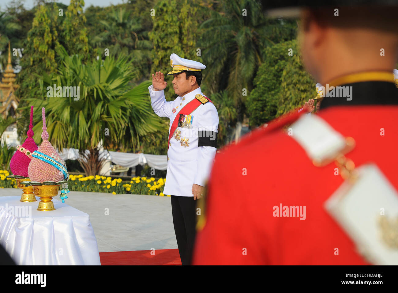 (161210) -- BANGKOK, Dic 10, 2016 (Xinhua) -- Primo Ministro tailandese Prayut Chan-o-cha assiste ad una cerimonia di Thai Giorno della Costituzione presso la Casa del Governo di Bangkok, Thailandia, Dic 10, 2016. (Xinhua/Rachen Sageamsak) (SXK) Foto Stock