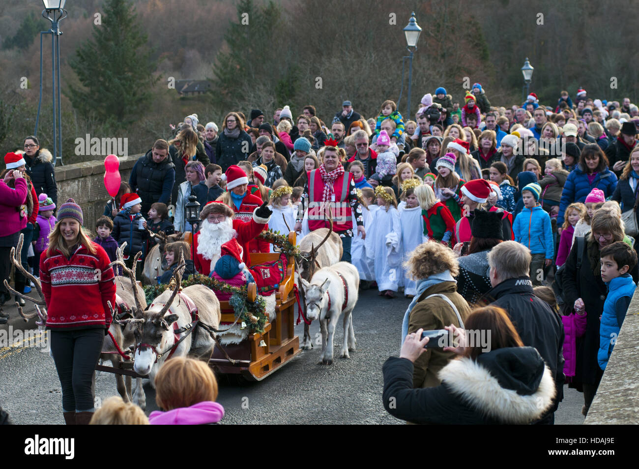 Dunkeld, Perthshire, Scotland, Regno Unito. Il 10 dicembre 2016. Santa giorno. Santa con le renne, elfi, angeli e soccorritori sfilano attraverso il ponte a Dunkeld. &Copy; Cameron Cormack Credito: Cameron Cormack/Alamy Live News Foto Stock