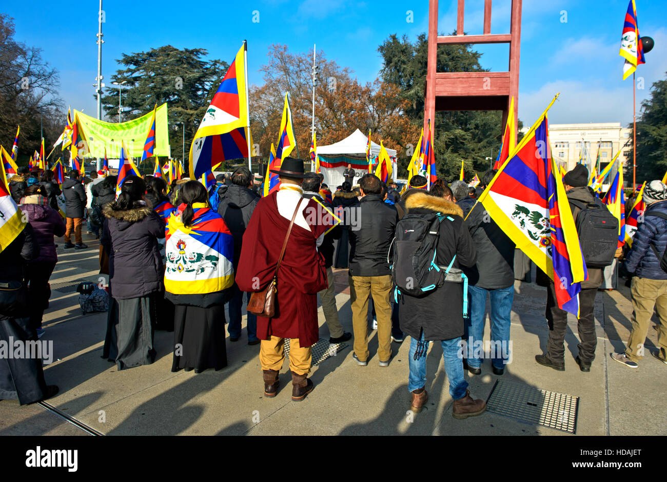 Ginevra, Svizzera. Il 10 dicembre 2016. In occasione della Giornata dei Diritti Umani 2016 e in commemorazione del 27 anniversario del conferimento del Premio Nobel per la Pace al Dalai Lama, membri della comunità tibetana in Svizzera e nel Liechtenstein raccogliere il 10 dicembre 2016 a Ginevra, Svizzera, sulla Place des Nations a fronte delle Nazioni Unite la sede europea per un rally di protesta contro le violazioni dei diritti umani in Tibet, Ginevra, Svizzera. Credito: GFC raccolta/Alamy Live News Foto Stock