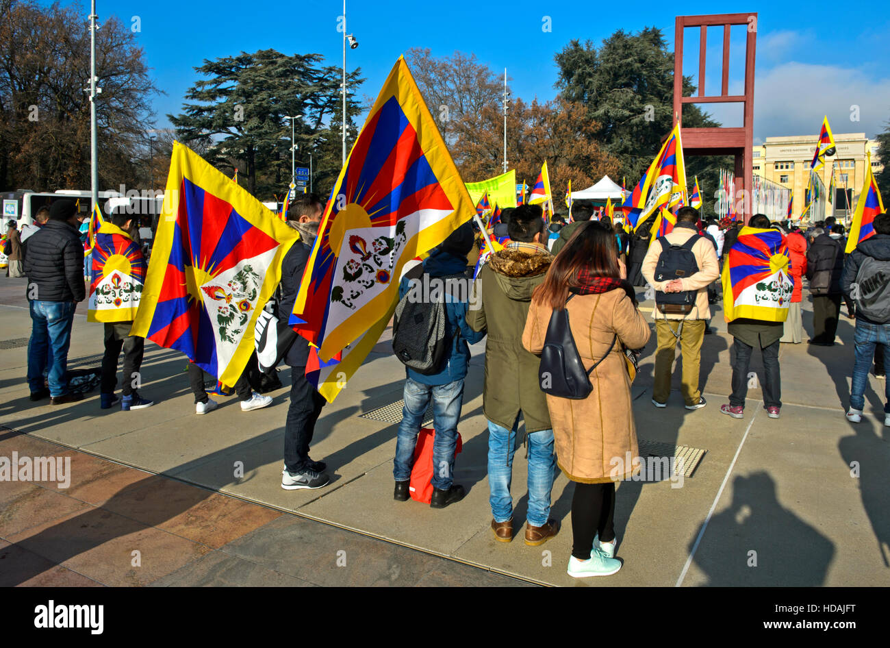 In occasione della Giornata dei Diritti Umani 2016 e in commemorazione del 27 anniversario del conferimento del Premio Nobel per la Pace al Dalai Lama, membri della comunità tibetana in Svizzera e nel Liechtenstein raccogliere il 10 dicembre 2016 a Ginevra, Svizzera, sulla Place des Nations a fronte delle Nazioni Unite la sede europea per un rally di protesta contro le violazioni dei diritti umani in Tibet, Ginevra, Svizzera. Credito: GFC raccolta/Alamy Live News Foto Stock