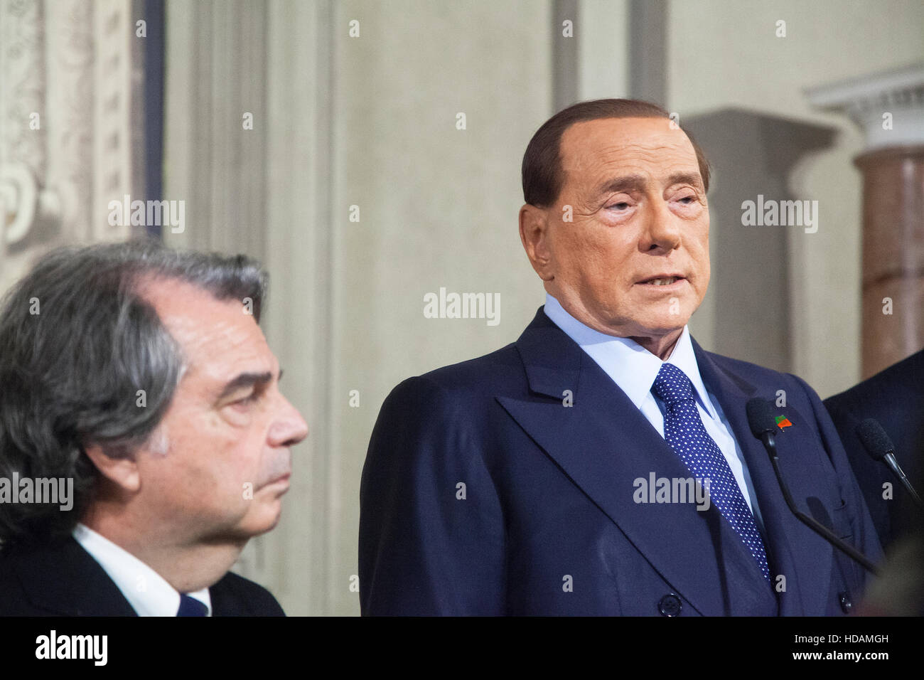 Roma, Italia. Il 10 dicembre 2016.Silvio Berlusconi, Italia dell ex primo ministro, centro destra, parla nel corso di una conferenza stampa a seguito di un incontro con il presidente italiano Sergio Mattarella al Palazzo del Quirinale a Roma, Italia. Credito: Sara De Marco/Alamy Live News. Foto Stock