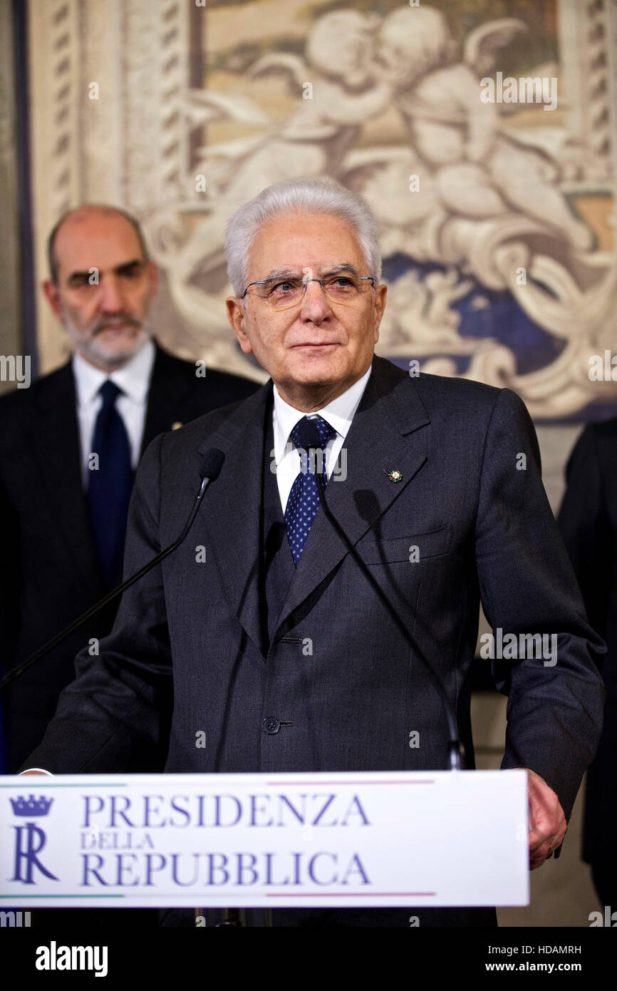 Roma, Italia. Decimo Dec, 2016. Il Presidente Italiano Sergio Mattarella dà un discorso dopo le consultazioni al Palazzo del Quirinale a Roma, capitale d'Italia, a Dic. 10, 2016. Il Presidente Italiano Sergio Mattarella detto sabato egli dovrebbe prendere una decisione "nelle prossime ore" per risolvere continue crisi di governo e di dare al paese un nuovo full-funzionamento armadio. Credito: Jin Yu/Xinhua/Alamy Live News Foto Stock