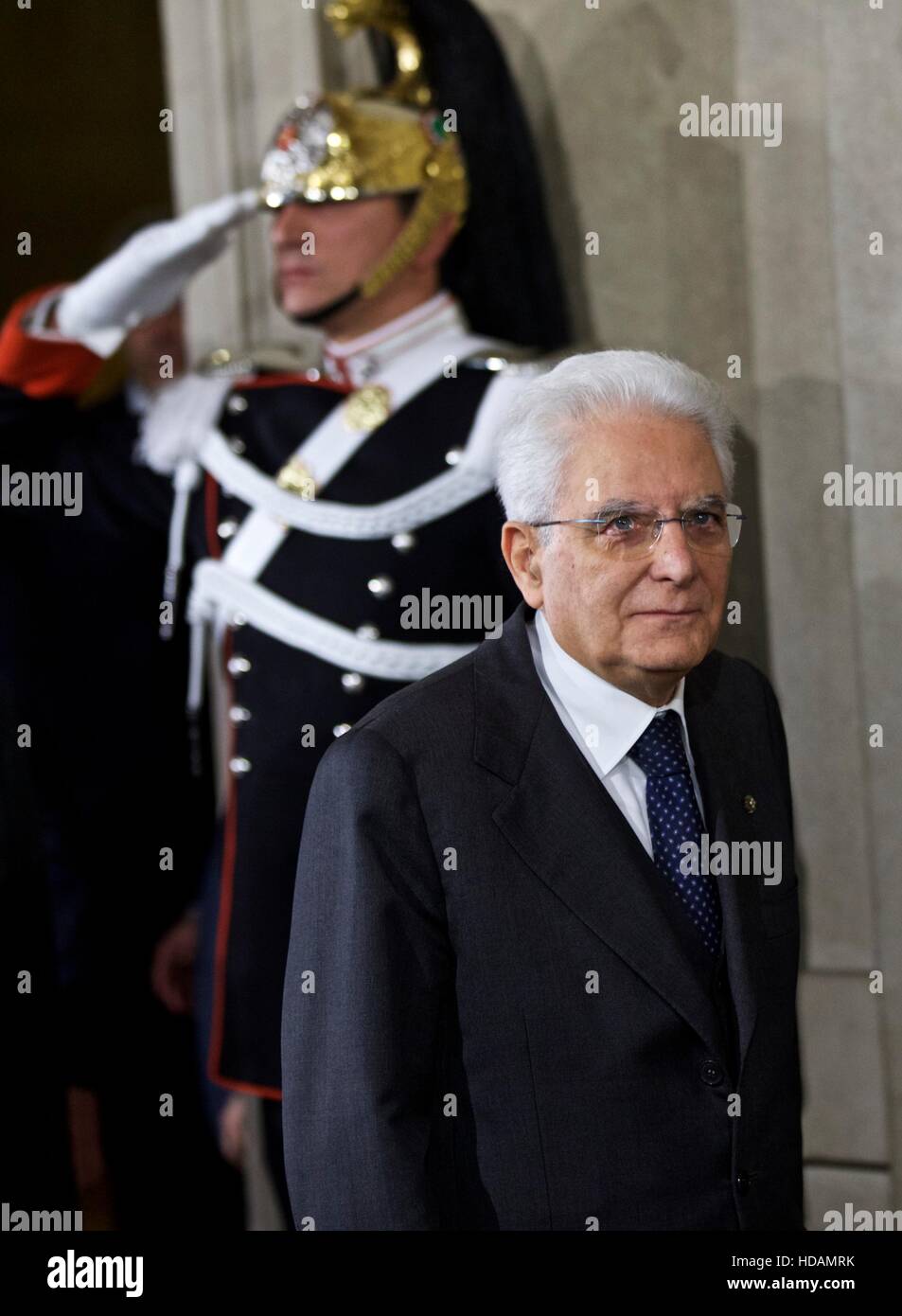 Roma, Italia. Decimo Dec, 2016. Il Presidente Italiano Sergio Mattarella arriva a pronunciare un discorso dopo le consultazioni al Palazzo del Quirinale a Roma, capitale d'Italia, a Dic. 10, 2016. Il Presidente Italiano Sergio Mattarella detto sabato egli dovrebbe prendere una decisione "nelle prossime ore" per risolvere continue crisi di governo e di dare al paese un nuovo full-funzionamento armadio. Credito: Jin Yu/Xinhua/Alamy Live News Foto Stock