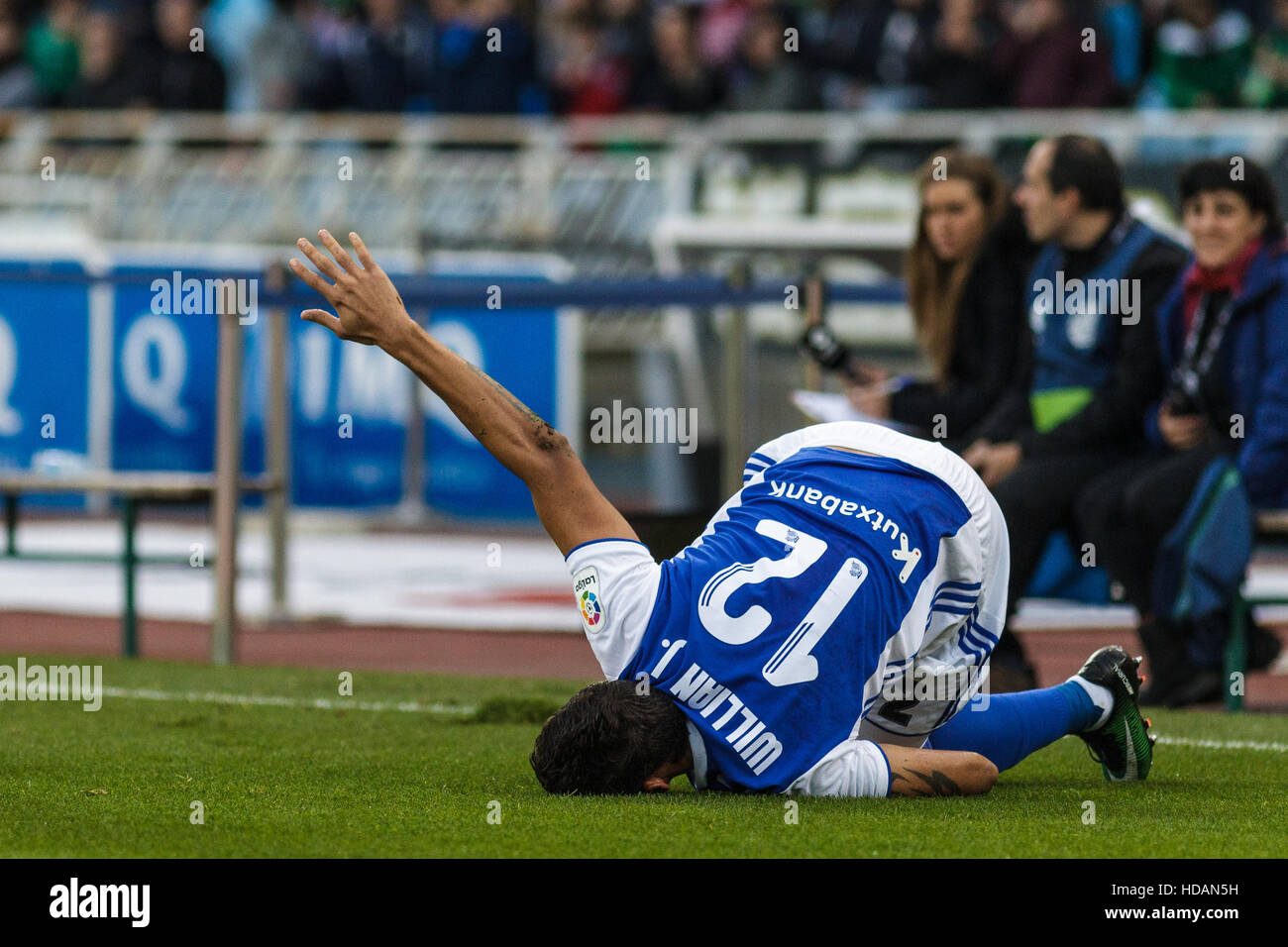 San Sebastian, Gipuzcoa, Spagna. 10 dicembre, 2016. Real Sociedad avanti Willian Jose ferito durante la Liga Santander match tra Real Sociedad v Valencia CF Credito: Alvaro Campo/Alamy Live News Foto Stock