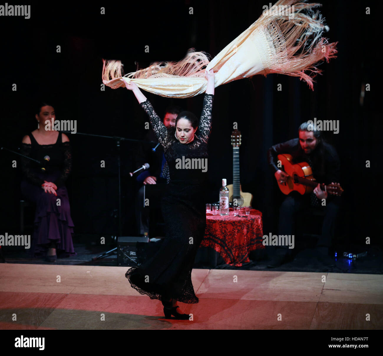 Francoforte, Germania. Decimo Dec, 2016. Ballerino spagnolo di flamenco Mercedes Pizarro compie durante un evento per celebrare il prossimo Natale presso il teatro internazionale di Francoforte, in Germania, Dic 10, 2016. © Luo Huanhuan/Xinhua/Alamy Live News Foto Stock