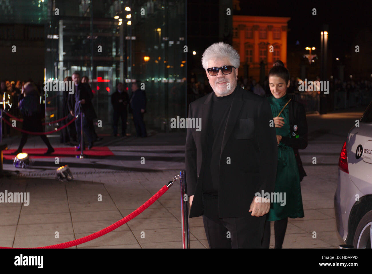 Wroclaw, Polonia. Decimo Dec, 2016. European Film Awards 2016 a Wroclaw in Polonia. Direttore spagnolo, Pedro Almodovár arriva la cerimonia venue - Forum Narodowe Muzyki (NFM). Credito: Borys Szefczyk/Alamy Live News Foto Stock