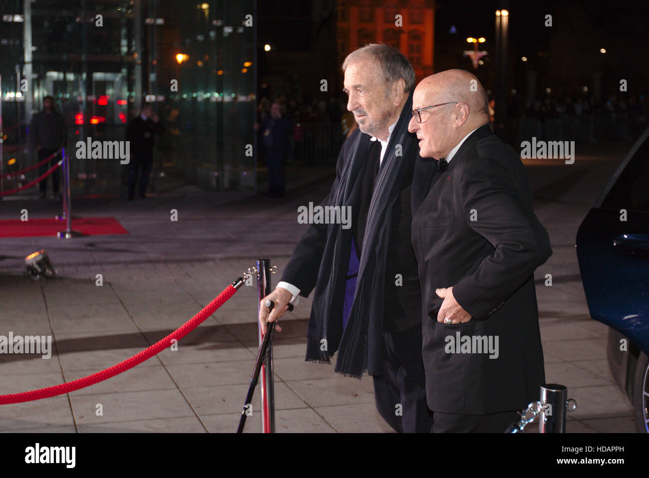 Wroclaw, Polonia. Decimo Dec, 2016. European Film Awards 2016 a Wroclaw in Polonia. Jean Claude Carriere arriva la cerimonia venue - Forum Narodowe Muzyki (NFM) per ricevere il Lifetime Achievement Award. Credito: Borys Szefczyk/Alamy Live News Foto Stock