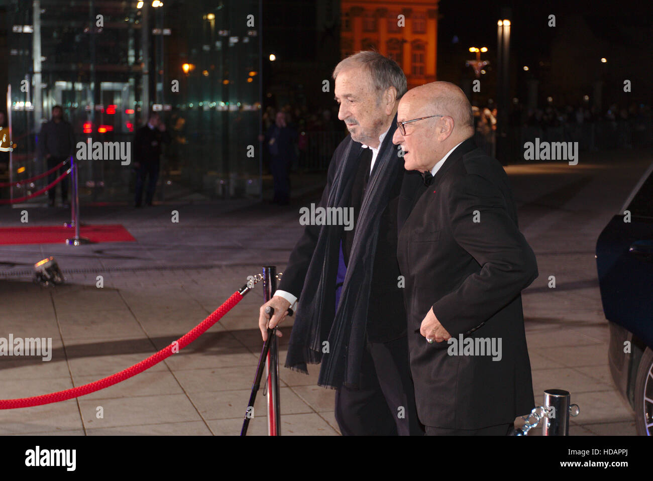 Wroclaw, Polonia. Decimo Dec, 2016. European Film Awards 2016 a Wroclaw in Polonia. Jean Claude Carriere arriva la cerimonia venue - Forum Narodowe Muzyki (NFM) per ricevere il Lifetime Achievement Award. Credito: Borys Szefczyk/Alamy Live News Foto Stock