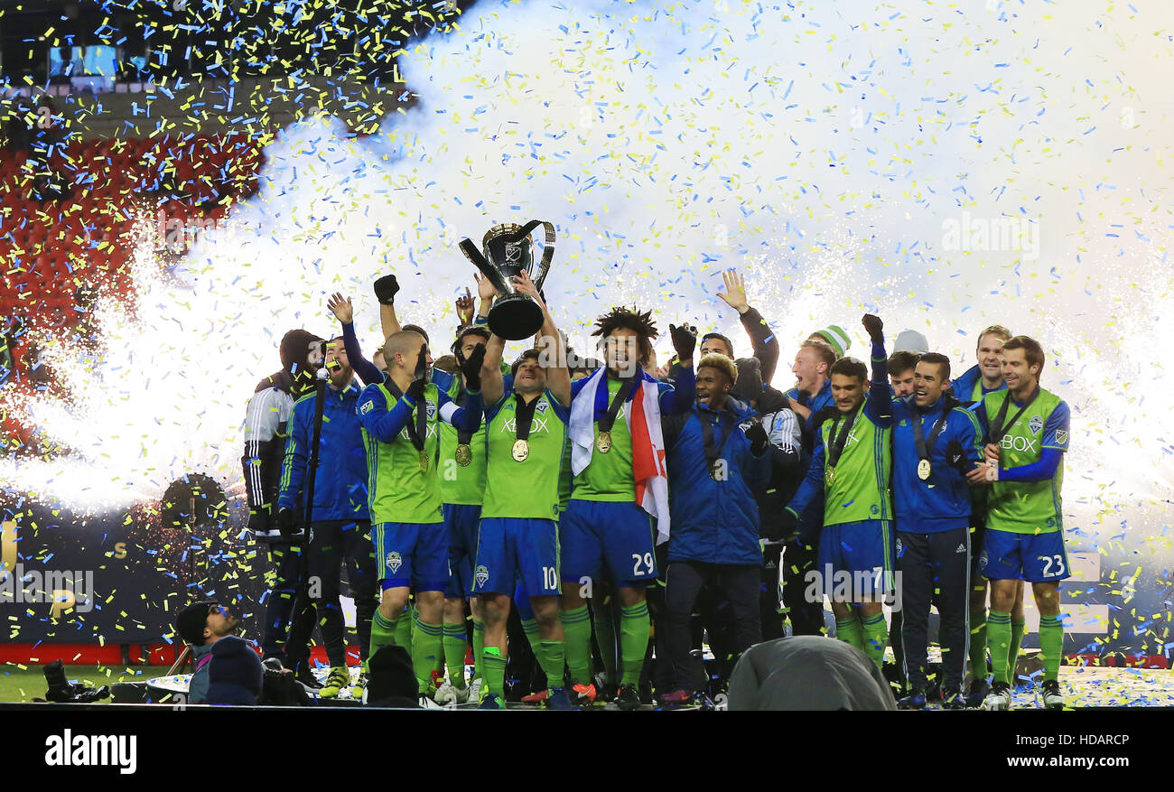 Toronto, Canada. Decimo Dec, 2016. I membri di Seattle FC sirene di celebrare durante la cerimonia di premiazione del 2016 Major League Soccer(MLS) finale di coppa a Toronto in Canada, Dic 10, 2016. Sirene di Seattle FC ha vinto 5-4 e rivendicato il titolo. © Zou Zheng/Xinhua/Alamy Live News Foto Stock