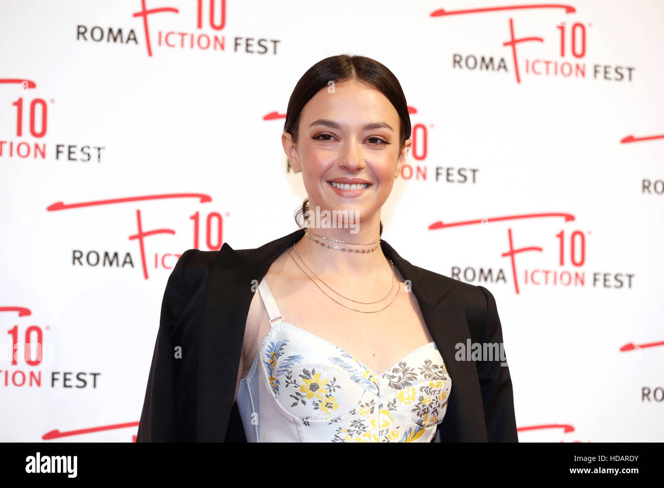 Roma, Italia. 10 dicembre, 2016. Marta Gastini assiste il 'Il confinare' tappeto rosso durante il Roma Fiction Fest 2016 presso lo Spazio moderno su dicembre 10, 2016 in Roma, Italia Credito: Fulvio Dalfelli/Alamy Live News Foto Stock