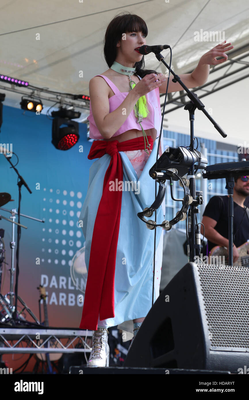 Sydney, Australia. 11 dicembre 2016. Un evento gratuito è stato organizzato per celebrare la trasformazione di Sydney Darling Harbour area. Nella foto: Kimbra (Kimbra Lee Johnson) Grammy doppia e doppia ARIA-musicista vincente è stato il titolo agiscono sul Tumbalong Park Stage. Credito: Credito: Richad Milnes/Alamy Live News Foto Stock