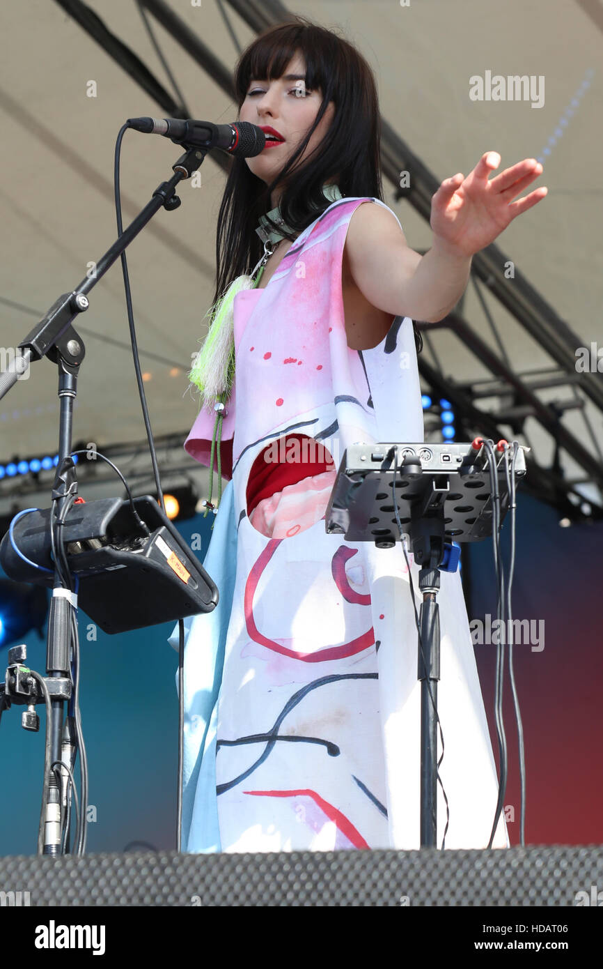 Sydney, Australia. 11 dicembre 2016. Un evento gratuito è stato organizzato per celebrare la trasformazione di Sydney Darling Harbour area. Nella foto: Kimbra (Kimbra Lee Johnson) Grammy doppia e doppia ARIA-musicista vincente è stato il titolo agiscono sul Tumbalong Park Stage. Credito: Credito: Richad Milnes/Alamy Live News Foto Stock