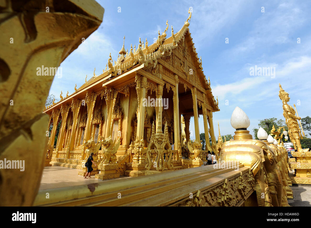 (161211) -- CHACHOENGSAO(Tailandia), Dicembre 11, 2016 (Xinhua) -- Foto scattata a Dic. 11, 2016 mostra la parte esterna del tutto-oro di Wat Paknam Jolo, la principale destinazione turistica in provincia di Chachoengsao, Tailandia centrale. (Xinhua/Rachen Sageamsak) (SXK) Foto Stock