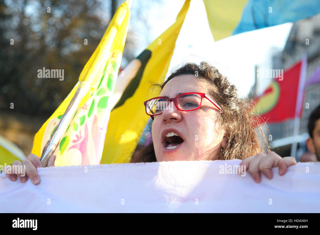 Ambasciata turca , Londra, Regno Unito 11 dic 2016 - centinaia di manifestanti curdi e i loro sostenitori dimostrare al di fuori dell Ambasciata turca a Londra contro il governo turco la repressione contro i curdi e chiedere il rilascio di due unita leader della Turchia di pro-curdo Partito Democratico del Popolo (HDP) e MPs e prigionieri politici in Turchia. Credito: Dinendra Haria/Alamy Live News Foto Stock