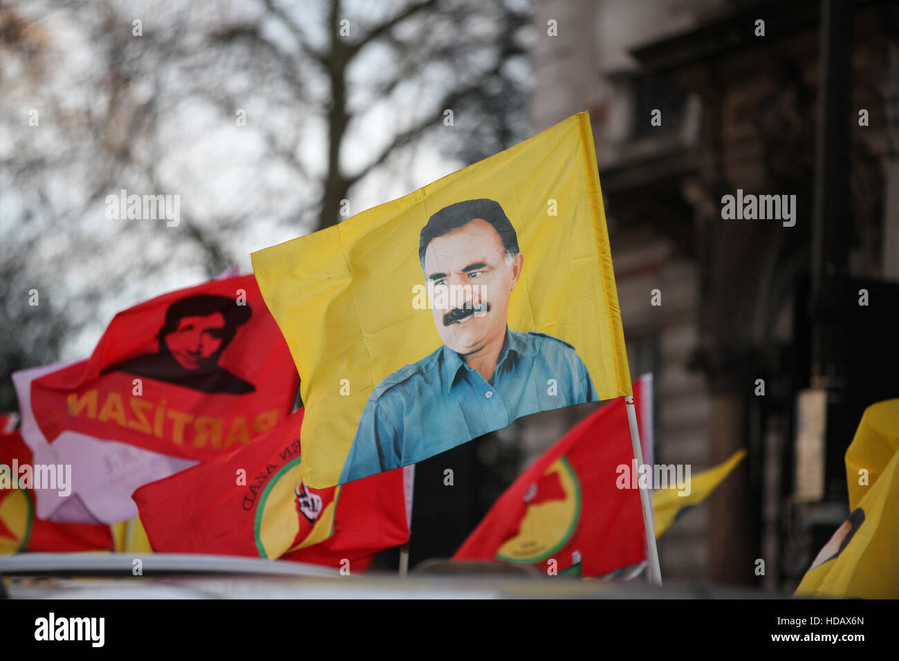 Ambasciata turca , Londra, Regno Unito 11 dic 2016 - centinaia di manifestanti curdi e i loro sostenitori dimostrare al di fuori dell Ambasciata turca a Londra contro il governo turco la repressione contro i curdi e chiedere il rilascio di due unita leader della Turchia di pro-curdo Partito Democratico del Popolo (HDP) e MPs e prigionieri politici in Turchia. Credito: Dinendra Haria/Alamy Live News Foto Stock