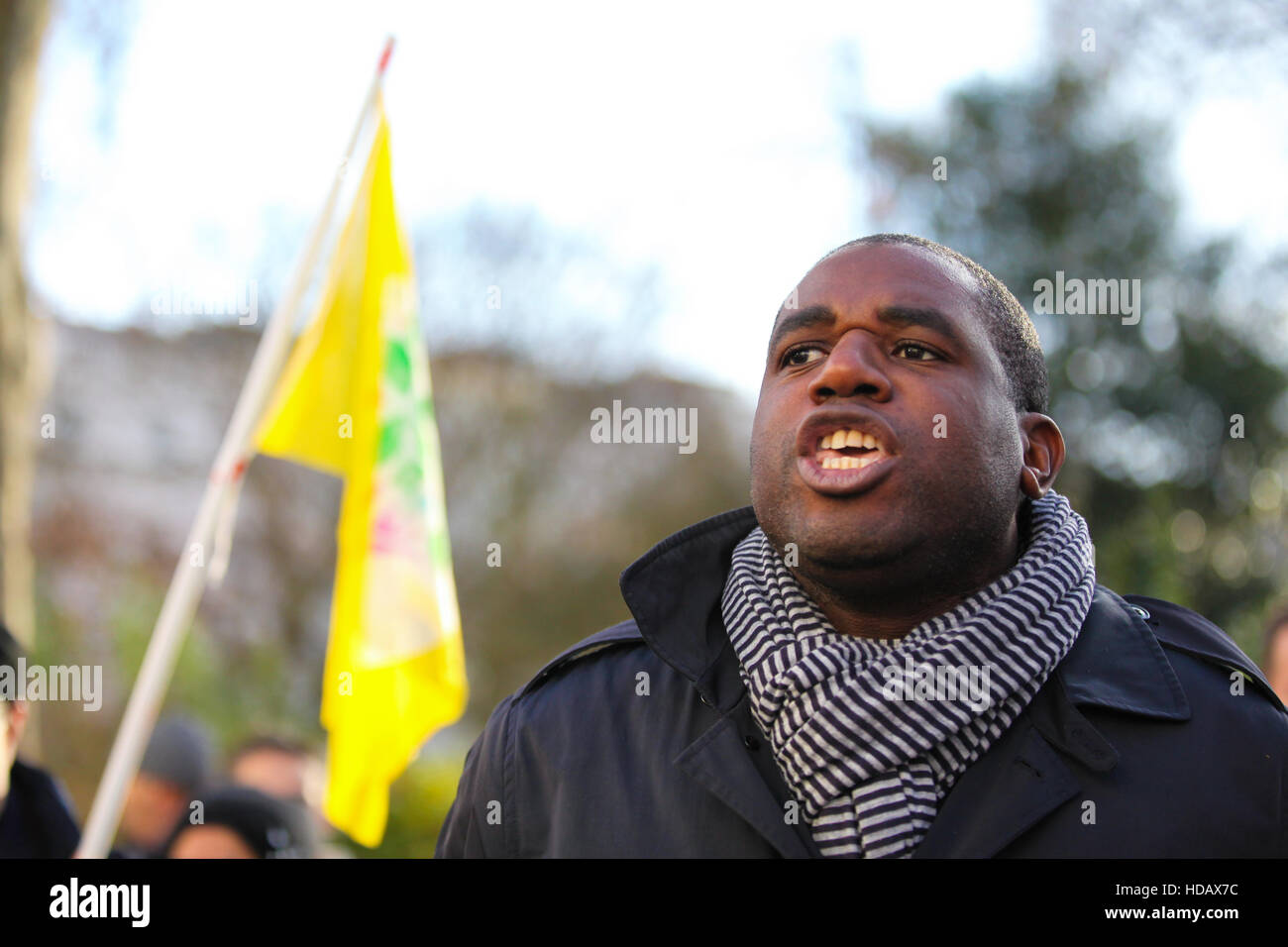 Ambasciata turca , Londra, Regno Unito 11 dic 2016 - David Lammy MP per Tottenham parla al rally. Centinaia di manifestanti curdi e i loro sostenitori dimostrare al di fuori dell Ambasciata turca a Londra contro il governo turco la repressione contro i curdi e chiedere il rilascio di due unita leader della Turchia di pro-curdo Partito Democratico del Popolo (HDP) e MPs e prigionieri politici in Turchia. Credito: Dinendra Haria/Alamy Live News Foto Stock