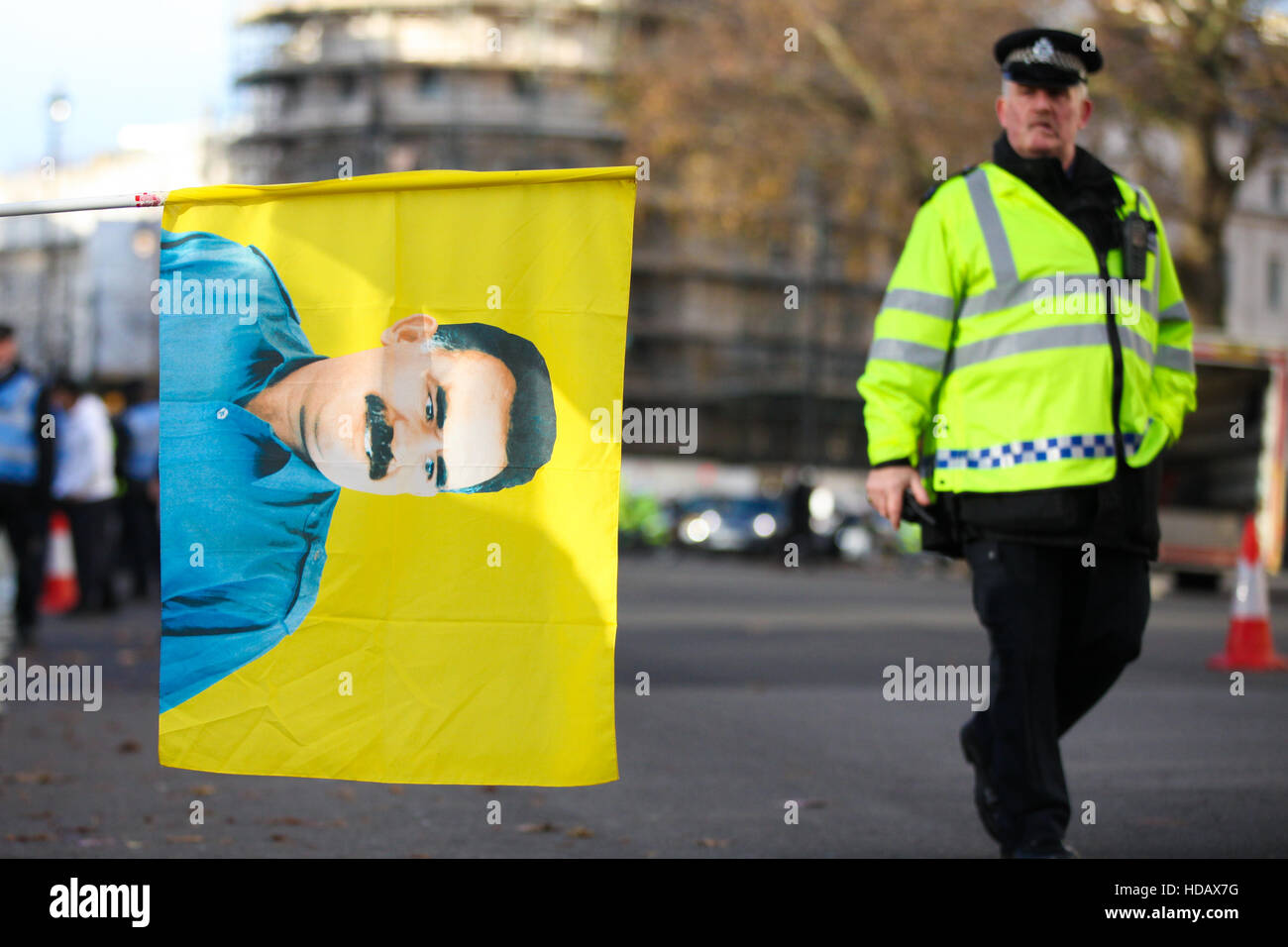 Ambasciata turca , Londra, Regno Unito 11 dic 2016 - centinaia di manifestanti curdi e i loro sostenitori dimostrare al di fuori dell Ambasciata turca a Londra contro il governo turco la repressione contro i curdi e chiedere il rilascio di due unita leader della Turchia di pro-curdo Partito Democratico del Popolo (HDP) e MPs e prigionieri politici in Turchia. Credito: Dinendra Haria/Alamy Live News Foto Stock