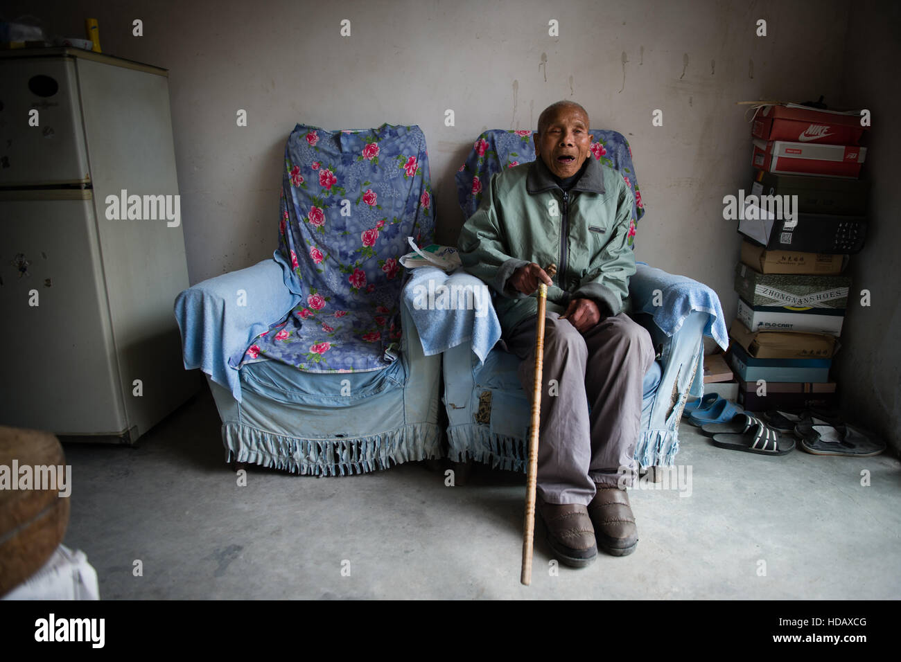 (161211) -- NANJING, Dic 11, 2016 (Xinhua) -- Foto scattata il 9 novembre 16, 2016 mostra Zhang Fuzhi seduti in un divano. Zhang Fuzhi, nato nel mese di ottobre del 1927, è stato picchiato invadendo i soldati giapponesi nel 1937. Il suo occhio destro è andato alla cieca. Morì il 9 novembre 26, 2016. Le truppe giapponesi occuparono orientale della Cina Nanjing sul dicembre 13, 1937, e iniziò un periodo di sei settimane di massacro. I record di cinesi mostrano più di 300.000 persone -- non solo i soldati disarmati ma anche civili -- sono stati brutalmente uccisi e migliaia di donne violentate. Negli ultimi 79 anni il numero di sopravvissuti diminuisce. Dopo Zhang Fuzhi, 89, superato l'AWA Foto Stock