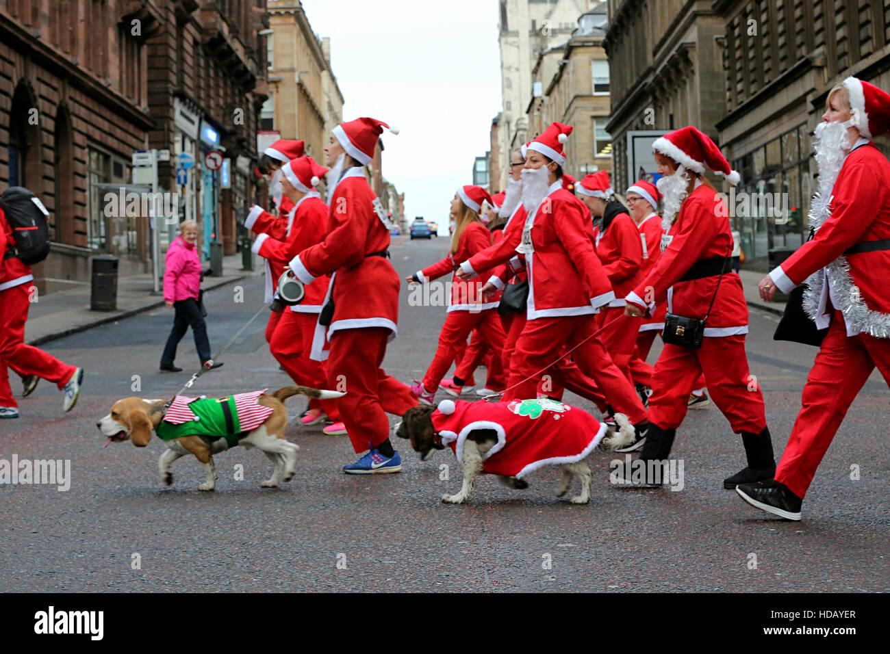 ​Thousands partecipare a Glasgow's 2016 Santa Dash fun run. Foto Stock