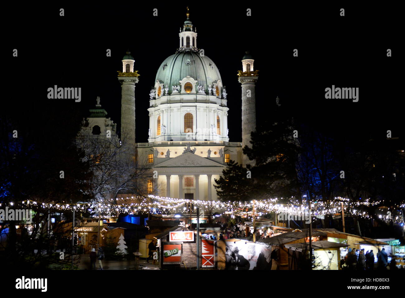 Vienna, Austria. 11 dicembre 2016. Da metà novembre a Natale, Vienna le più belle piazze sono trasformate in magico mercatini di Natale. Con l'odore del Natale di forno e di punch caldo arriva ambiente preistorico. Arte Avvento a Karlsplatz a Vienna. Credito: Franz Perc/Alamy Live News. Foto Stock