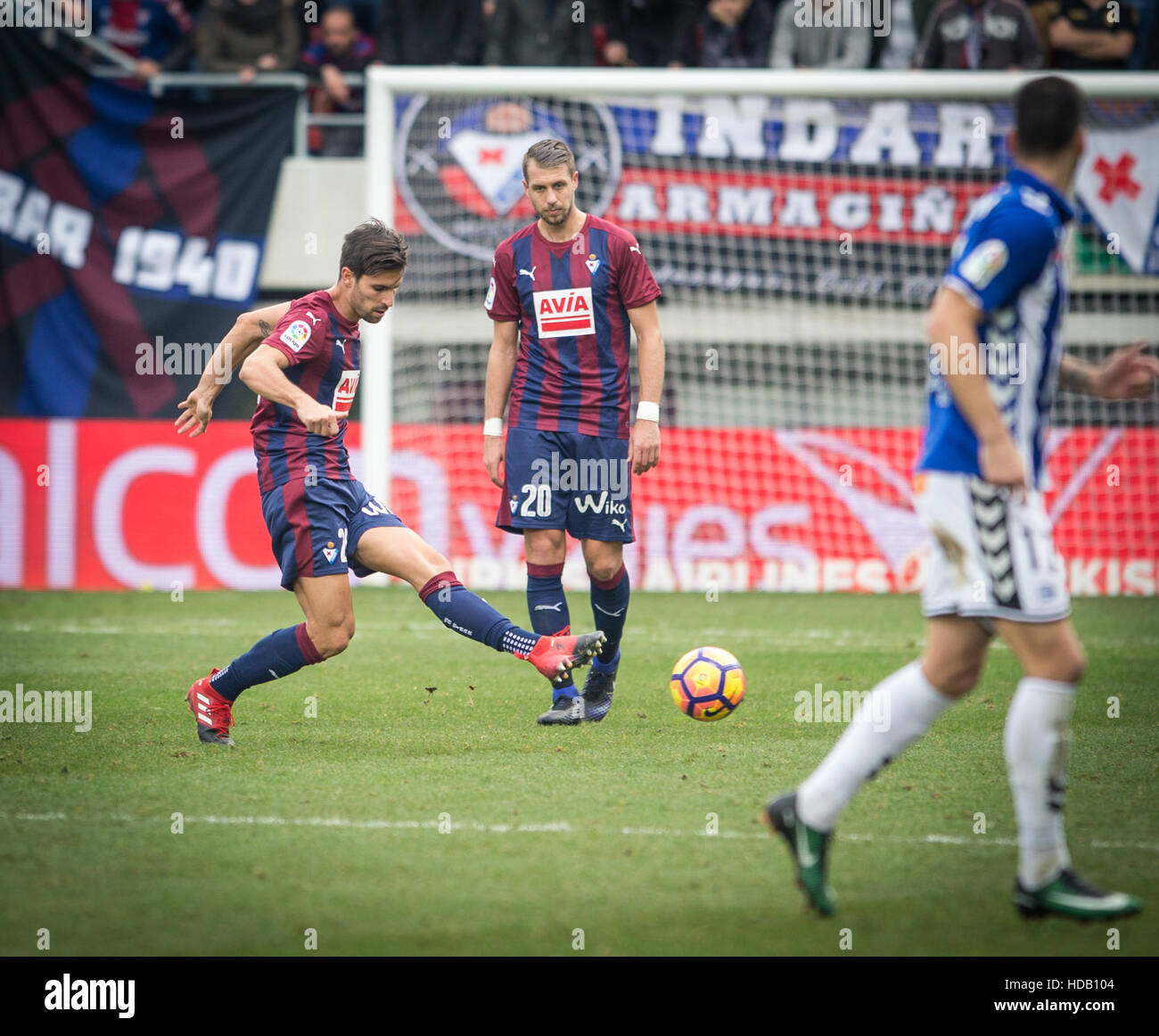 Ipurua, Spagna. Undicesimo Dec, 2016. Match Day 15 gioco di la Liga Santander stagione 2016-2017 tra SD Eibar e Deportivo Alaves giocato Ipurua Stadium domenica Dicembre 11th, 2016. Eibar, Spagna. S.D Eibar -Deportivo Alaves. S.D Eibar. 24 Adrian, 20 Lejeune. Credito: VWPics/Alamy Live News Foto Stock