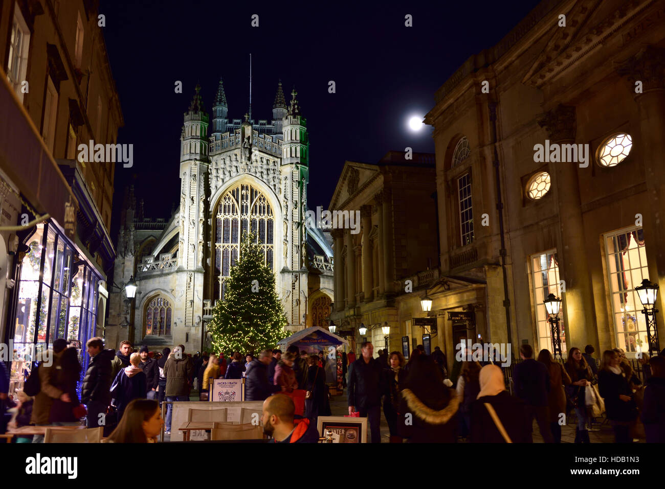 Bath, Regno Unito. Undicesimo Dec, 2016. La vasca da bagno il Mercatino di Natale a le pittoresche strade che circonda l'Abbazia di Bath Credit: Charles Stirling/Alamy Live News Foto Stock