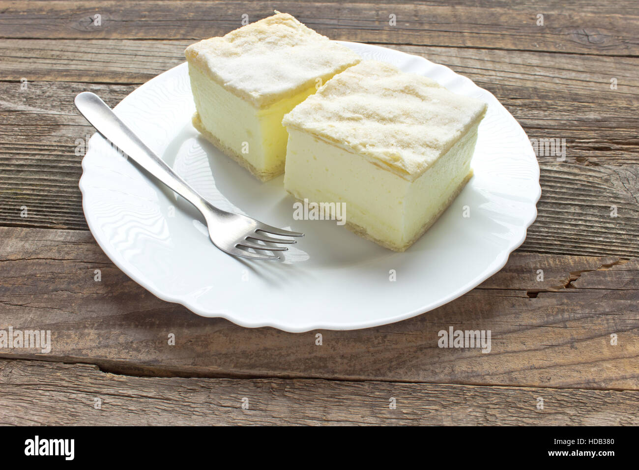 Torta di crema con strati di pasta sfoglia nella piastra Foto Stock