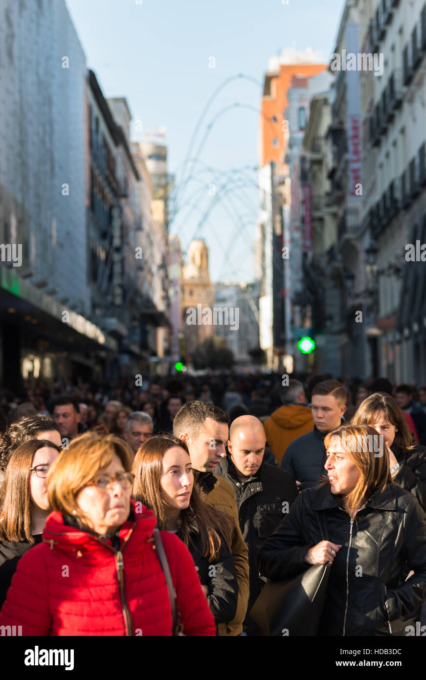 Una folla di acquirenti di Natale al Sol, Madrid, Spagna. Foto Stock