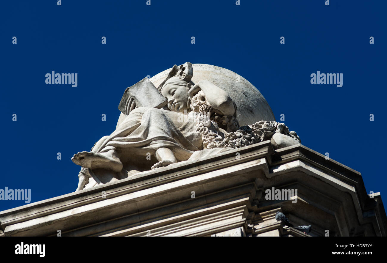 Spagna, Madrid Plaza de España, Miguel de Cervantes monumento. La statua è mostrata nella parte superiore del monumento. Foto Stock