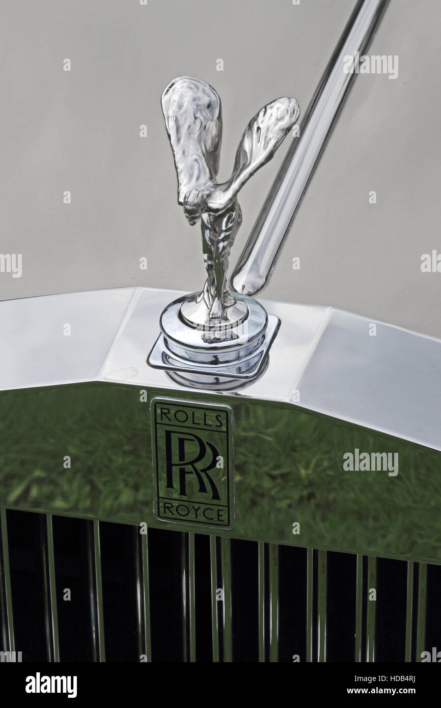 La griglia del radiatore e il logo di Rolls Royce, con chrome battenti Lady mascotte Foto Stock